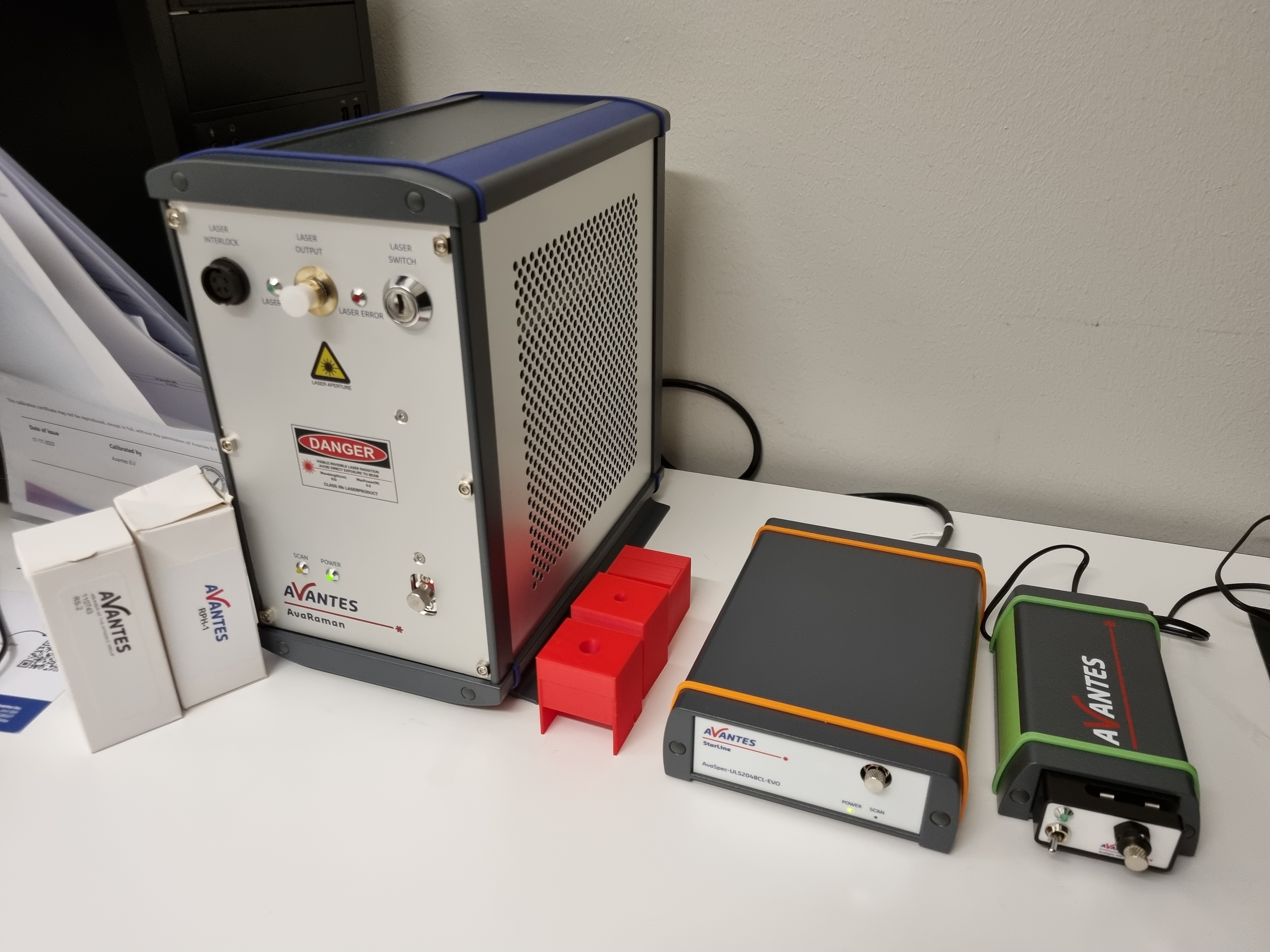 Picture of Raman spectrometer and UV-vis spectrometer fiber-coupled